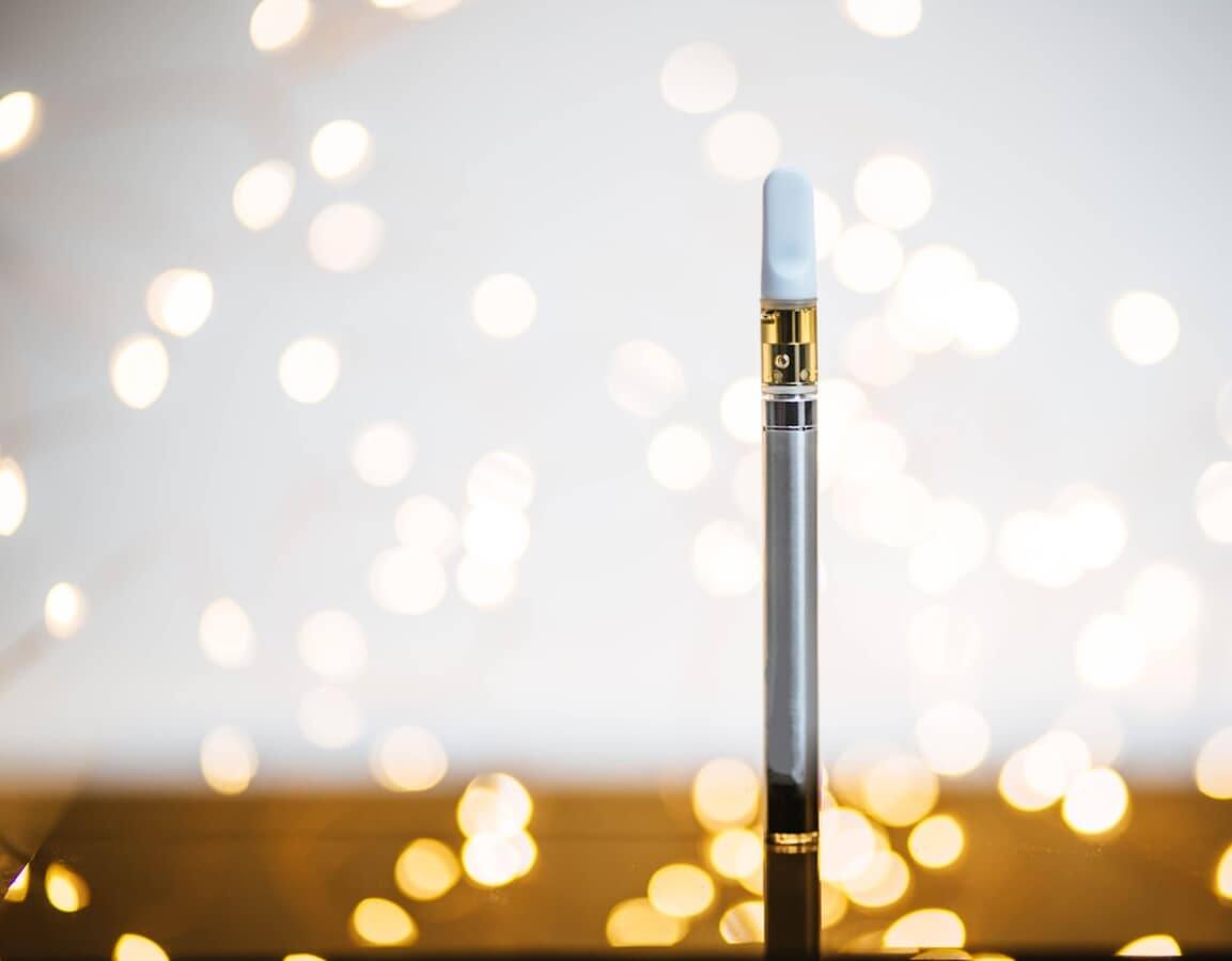 Compact vape pen with indicator light, pocket-sized and low-odor
